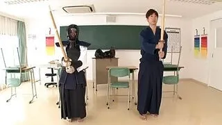 Una clase de kárate se torna sexual.
