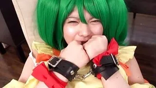 Japonés con cabello teñido chupando polla