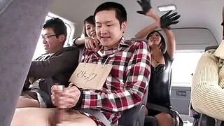 Chicas guapas se masturban en un autobús lleno de vírgenes.