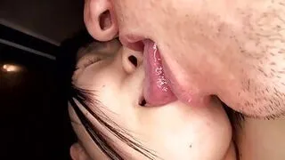 Junges japanisches Mädchen lutscht Schwanz im Lieferwagen