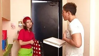 Una chica japonesa que trabaja como repartidora de pizzas recibe sexo oral.