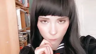 Japanische Studentin lutscht Schwanz tief und hat Cowgirl-Sex