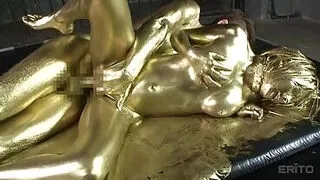 Una elegante y cachonda dama japonesa es follada y cubierta de oro.