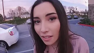 Asyalı Amerikalı genç kız, oral seks görevinde