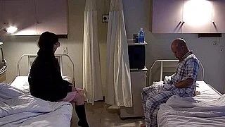 Paciente asiático follando a su visitante con un juguete sexual