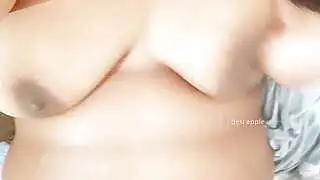 Азиатская девушка с большой грудью