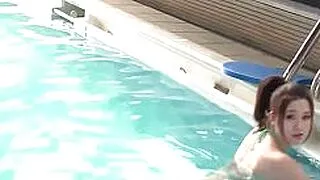 Asyalı, bikinili, şehvet düşkünü MILF, tam bir kremalı orgazm arzuluyor ve göğüslerini okşayarak cinsel ilişkiye giriyor.