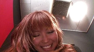 ブルネットのアジア人売春婦が、甘くて濡れたマンコを見せびらかしている