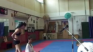 Una asiática tetona lucha y lame a una eurobabe.