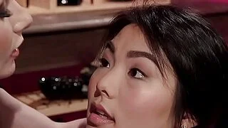 亚洲女子被绑在鞋店里遭人肛交