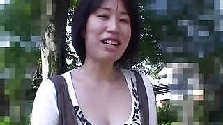 La linda adolescente Natsuko Osanai chupa polla y recibe polla