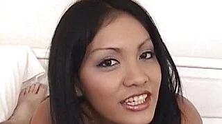 Una atractiva aficionada asiática te hace una mamada en primera persona.