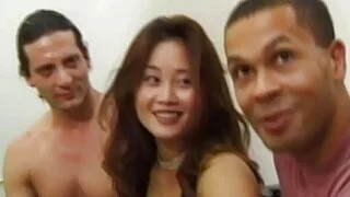 Asyalı Güzel Kız İki Adam Tarafından Sikişildi