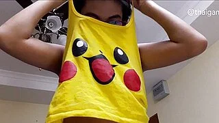 Una adolescente asiática que trabaja como camgirl pregunta: 